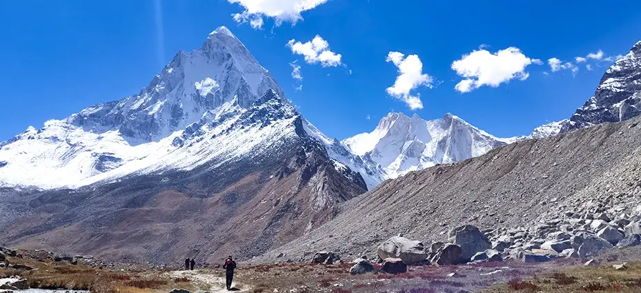 Gaumukh Tapovan Trek in autumn with snow-capped peaks and vibrant trails